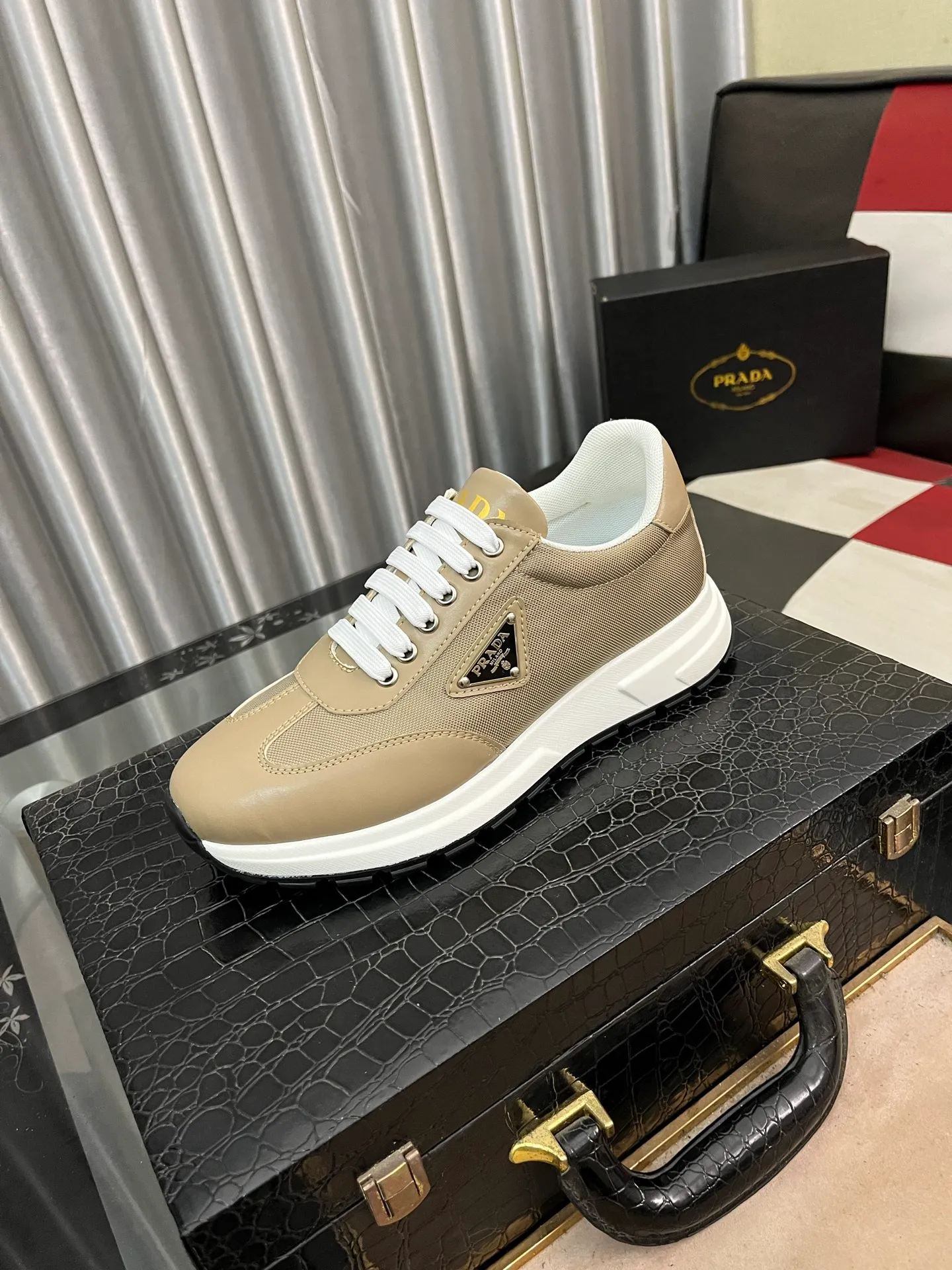 Men's shoes 💰420⌚️⌚️ PRADA [Prada] popular men's shoes, casual shoes and sports shoes! High-end quality 🍀 The upper is made of imported original cowhide 💥 cowhide lining; the original molded outsole. The style is upright and elegant, comfortable and versatile💪 Three quality guarantees Size number: 38-44, 4️⃣ colors available